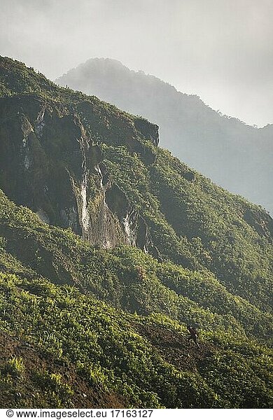 Wanderer klettert bei Sonnenaufgang auf den Gipfel des Vulkans Sibayak  Berastagi (Brastagi)  Nordsumatra  Indonesien