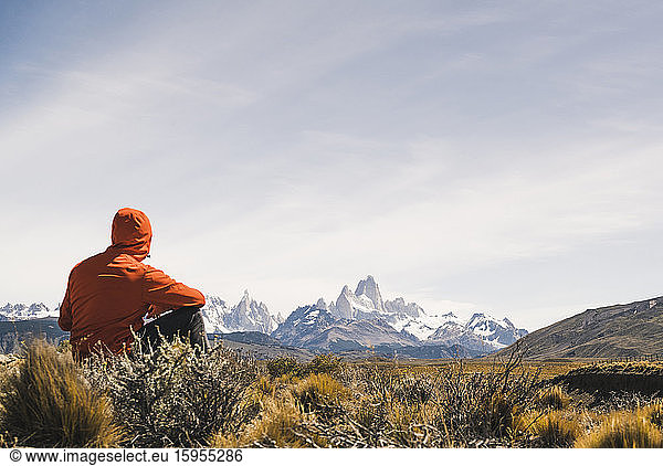 Wanderer rastet in abgelegener Landschaft in Patagonien  Argentinien