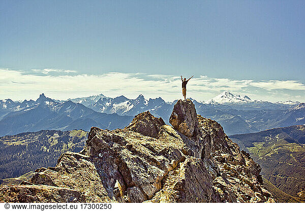 Wanderer steht auf einem felsigen Berggipfel  Chilliwack  B.C. Kanada.