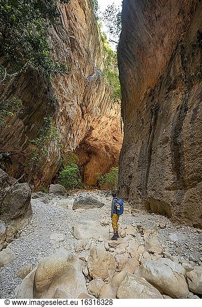 Wanderer steht in einer Schlucht  steile Felswände der Garganta Verde  Sierra de Cádiz  Provinz Cádiz  Spanien  Europa