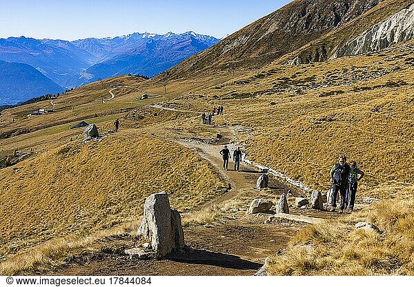 Wanderer unterwegs im Ski- und Wandergebiet Meran 2000  nahe Meran  Südtirol  Italien  Europa