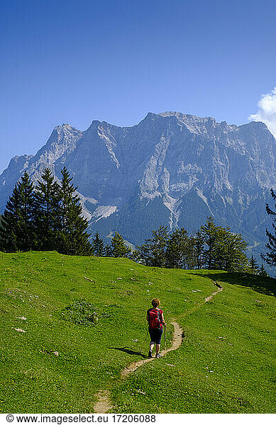 Wanderin auf Bergpfad in Richtung Zugspitze