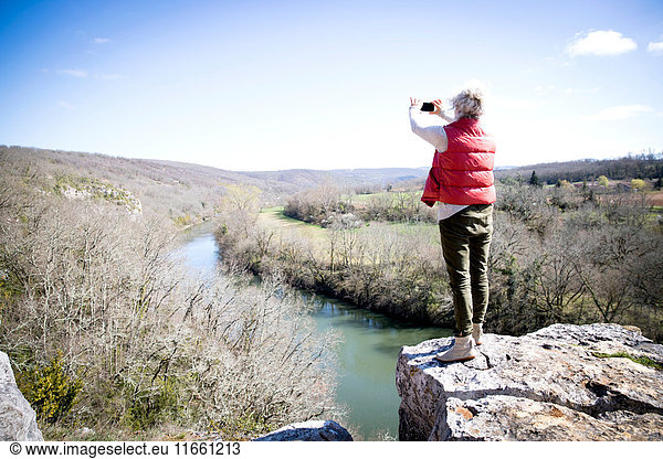 Wanderin beim Fotografieren in erhöhter Lage  Bruniquel  Frankreich