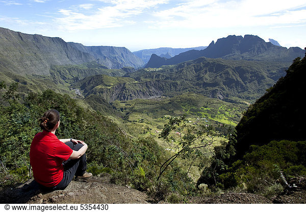 Wanderin blickt auf die abgelegenen und schwer erreichbaren Bergdörfer La Nouvelle und Marla  im Vulkankessel Cirque de Mafate  Insel La Reunion  Indischer Ozean