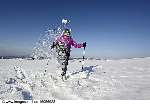 Wanderin  die Schnee in Richtung Kamera tritt