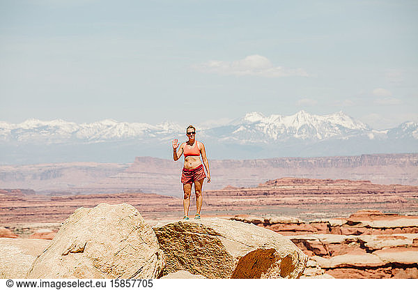 Wanderin in Sport-BH und Shorts Wellen aus der Sicht der Wüste