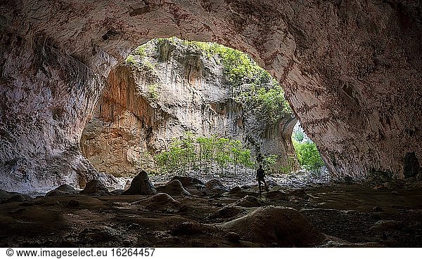 Wanderin steht in der Höhle Cueva de La Ermita  Garganta Verde  Sierra de Cádiz  Provinz Cádiz  Spanien  Europa