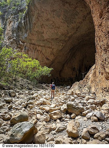 Wanderin steht in einer Schlucht  steile Felswände der Garganta Verde  Sierra de Cádiz  Provinz Cádiz  Spanien  Europa