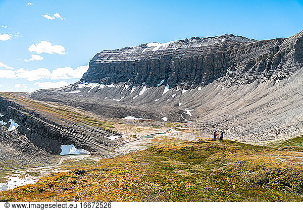 Wandern in der Nähe von Mount Wilson Rockwall und Mount Wilson Peak in der Nähe von Banff