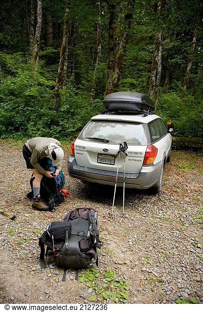 Wandern und Klettern im Gletscher Peak Wilderness. Washington USA. Verpackung bis an den Ausgangspunkt für ein fünf-Tage-Aufstieg in der Wildnis.