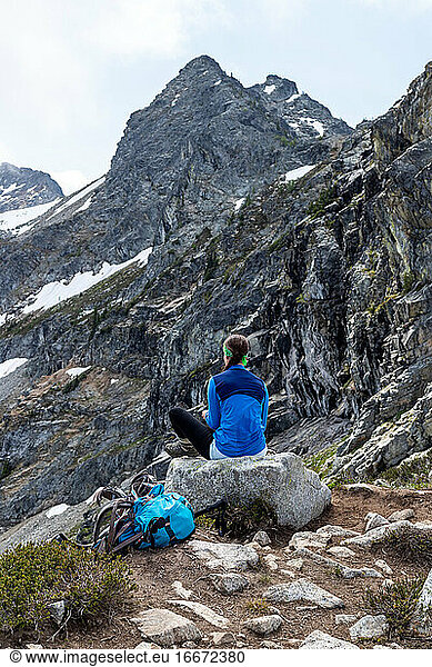 Wanderszenen in der wunderschönen Wildnis der North Cascades.