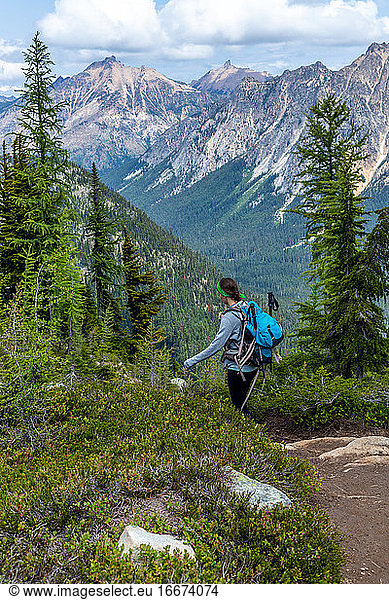 Wanderszenen in der wunderschönen Wildnis der North Cascades.