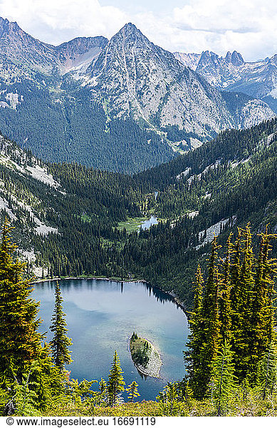Wanderszenen in der wunderschönen Wildnis der North Cascades.