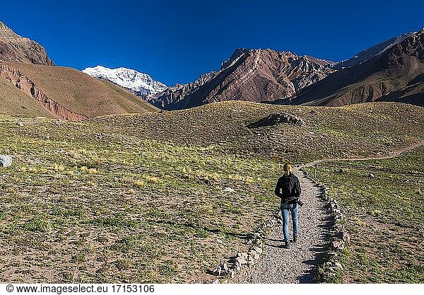 Wanderung im Aconcagua Provincial Park vor dem 6.961 m hohen Gipfel  der den Aconcagua zum höchsten Berg der Anden macht  Provinz Mendoza  Argentinien
