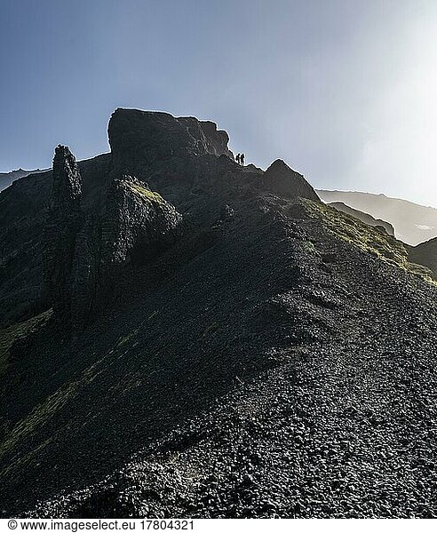 Wanderweg Fimmvörðuháls  Berglandschaft mit Vulkanstein und Felsformationen  Heljarkambur  Þórsmörk Nature Reserve  Suðurland  Island  Europa