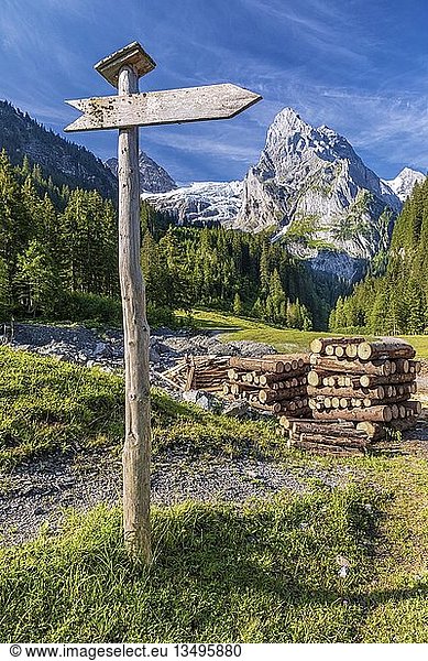 Wanderwegweiser in der Gegend um das Wellhorn  Rosenlaui  Berner Oberland  Schweiz  Europa