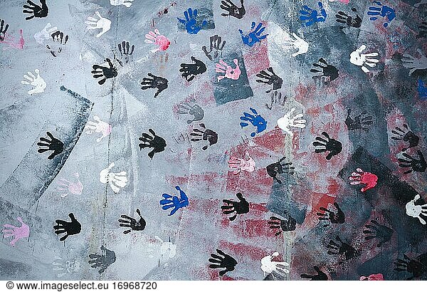 Wandgemälde Hände mit Handabdrücken  Detailansicht  Künstlerin Christine Kühn  East Side Gallery  Mauergalerie  Berlin  Deutschland  Europa