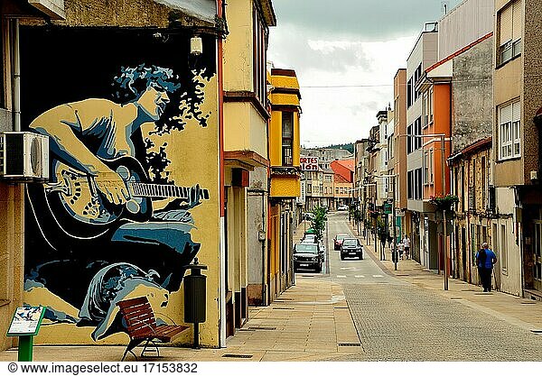 Wandmalerei eines Gitarristen in einer Mauer in Carballo  A Coru?a  Spanien