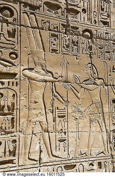 Wandrelief  Gott Amun (L)  Pharao (R)  Tempel von Khonsu  Karnak-Tempelkomplex  UNESCO-Weltkulturerbe  Luxor  Ägypten