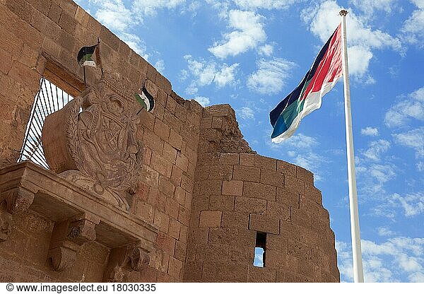 Wappen an Mamluken-Burg  Fort von Aqaba  Fahnenmast  Fahne von Jordanien  Aqaba  Jordanien  Kleinasien  Akaba  Asien