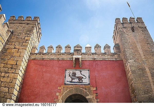 Wappen über Eingangstor  Burgpalast Real Alcazar  Sevilla  Andalusien  Spanien  Europa