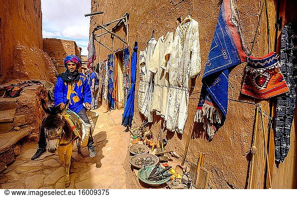 Warenverkauf an einem Marktstand in A?t Benhaddou  Marokko. A?t Benhaddou ist ein ighrem (befestigtes Dorf)  das an der ehemaligen Karawanenroute zwischen der Sahara und Marrakesch im heutigen Marokko liegt. In dem alten Dorf leben noch vier Familien. Innerhalb der Mauern des Ksar befinden sich ein halbes Dutzend Kasbahs oder Kaufmannshäuser und andere individuelle Behausungen  die ein großartiges Beispiel für die marokkanische Lehmarchitektur darstellen.