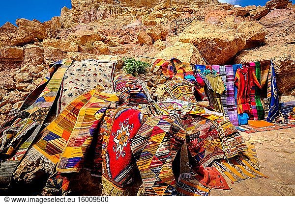 Warenverkauf an einem Marktstand in A?t Benhaddou  Marokko. A?t Benhaddou ist ein ighrem (befestigtes Dorf)  das an der ehemaligen Karawanenroute zwischen der Sahara und Marrakesch im heutigen Marokko liegt. In dem alten Dorf leben noch vier Familien. Innerhalb der Mauern des Ksar befinden sich ein halbes Dutzend Kasbahs oder Kaufmannshäuser und andere individuelle Behausungen  die ein großartiges Beispiel für die marokkanische Lehmarchitektur darstellen.