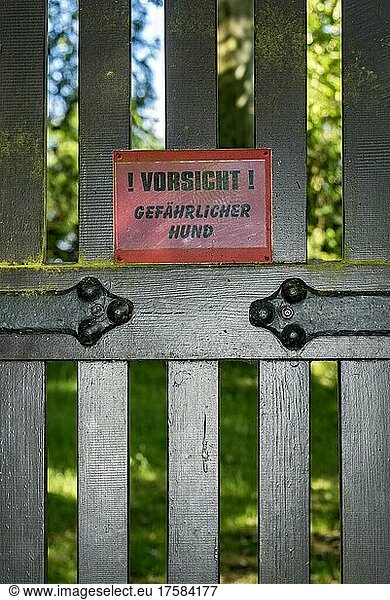 Warning sign  Caution dangerous dog  gate to historic estate Haus Christiansruh  Bad Salzhausen  Nidda  Wetteraukreis  Hesse  Germany  Europe