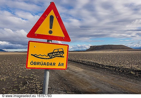 Warnschild an der Straße zum Krater Hrossaborg im nordöstlichen Teil Islands.
