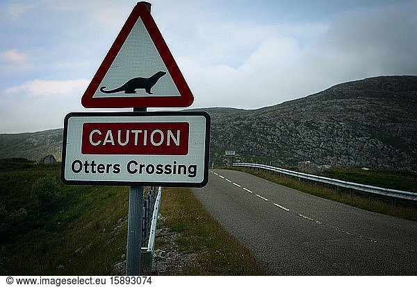 Warnschild für Autofahrer bei der Kreuzung mit Ottern  Isle of Lewis  Äußere Hebriden  Schottland
