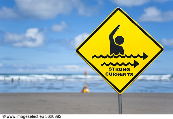 Warnschild Strong currents  starke Strömung  an Badestrand  Neuseeland