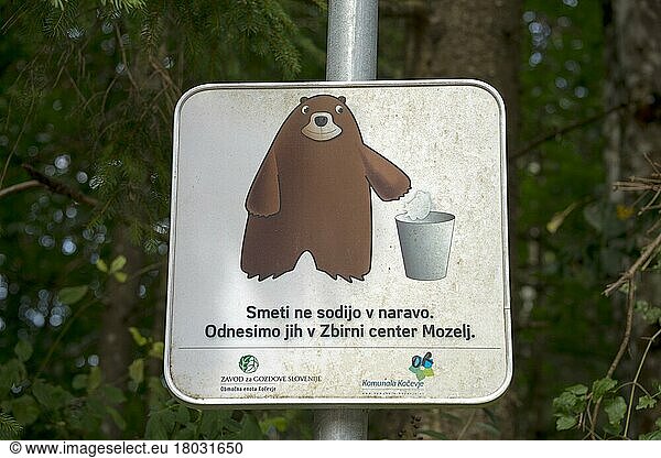 Warnschild vor Bären  keinen Müll hinterlassen  Slowenien  Europa