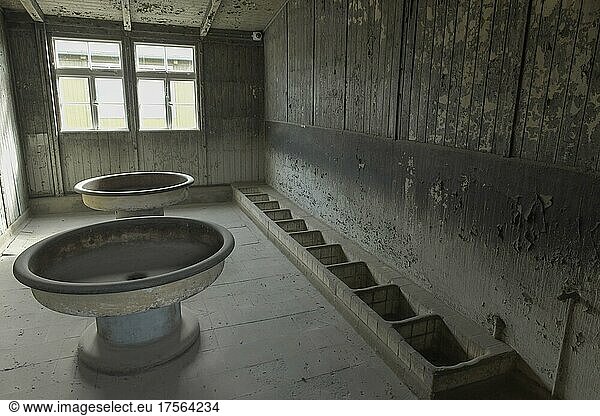 Waschraum  Baracke 38  Gedenkstätte und Museum Konzentrationslager Sachsenhausen  Oranienburg  Landkreis Oberhavel  Brandenburg  Deutschland  Europa