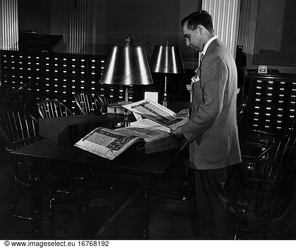 Washington D.C. (USA) 
The Library of Congress
(built in 1897; architects: Thomas L. Casey  B.R.Green a. o.). Man looking at books. Photo  undated  c. 1955.