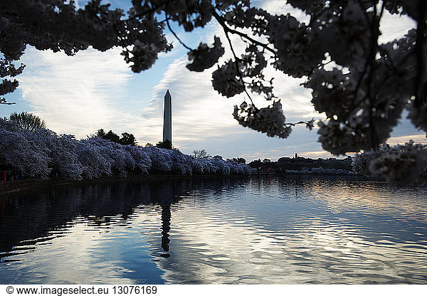 Washington Monument am See vor bewölktem Himmel