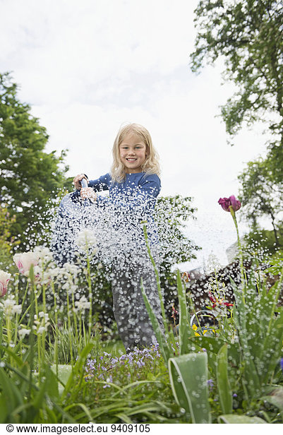Wasser Blume Garten jung Mädchen blond