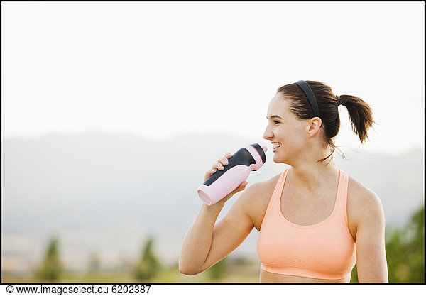 Wasser  Fitnesstraining  Europäer  Frau  trinken