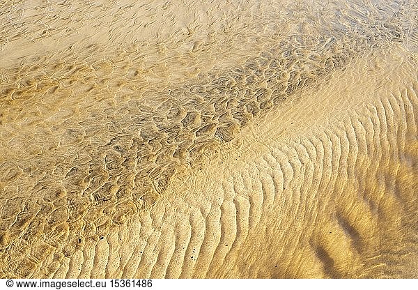 Wasser fließt über einen Sandstrand bei Ebbe  Structures  Isle of Harris  Schottland