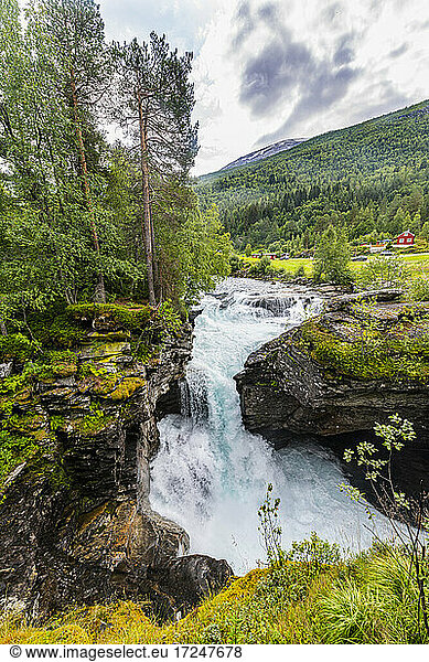 Wasser fließt durch Felsen an Bäumen vorbei  Gudbrandsjuvet  Norwegen