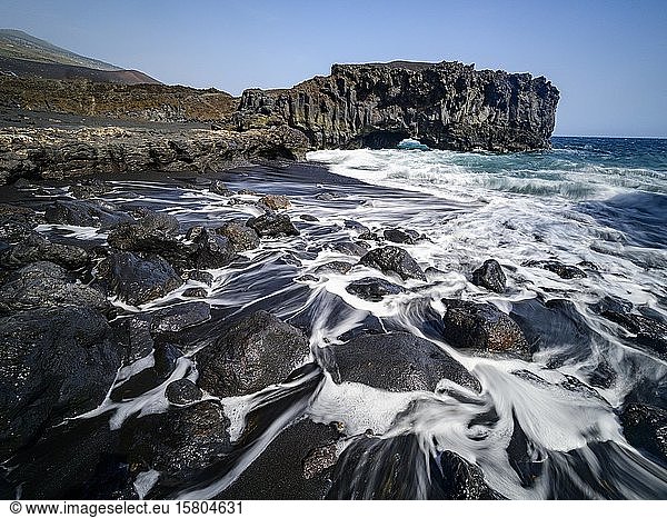 Wasser fließt nach einer großen Welle zwischen Steinen zurück in den Atlantischen Ozean  La Palma  Kanarische Inseln  Spanien  Europa