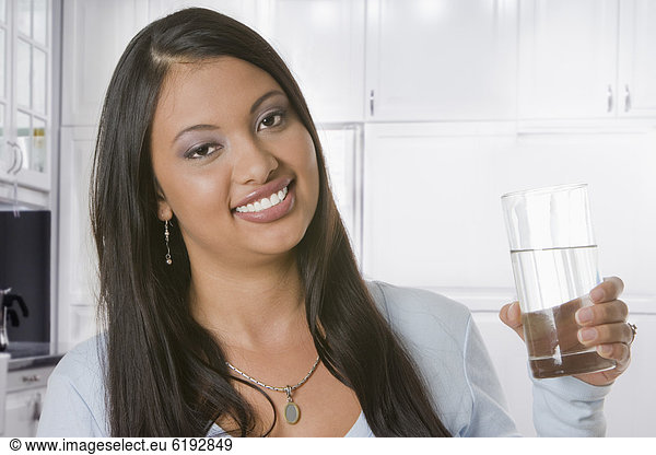 Wasser  Frau  Hispanier  trinken