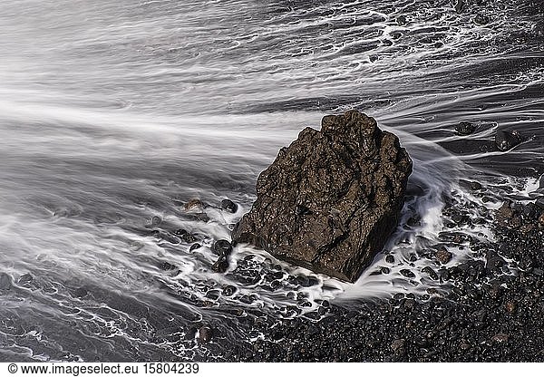 Wasser umspült Steine  schwarzer Lavasand  Strand  La Palma  Kanarische Inseln  Kanarische Inseln  Spanien  Europa
