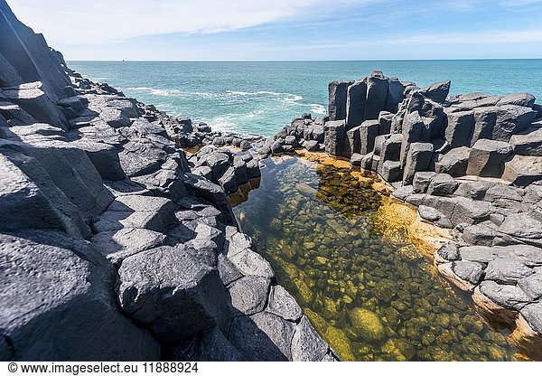 Wasseransammlung zwischen Felsen,  Römisches Bad,  Sechseckige Basaltsäule am Meer,  Blackhead,  Dunedin,  Otago,  Südinsel,  Neuseeland,  Ozeanien