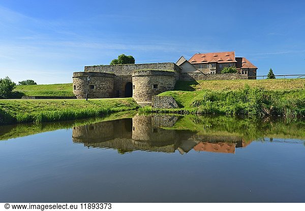 Wasserburg und Festung Heldrungen  Torgebäude mit Basteien  außenliegender Wassergraben  im Hintergrund die Renaissanceburg  Heldrungen  Thüringen  Deutschland  Europa