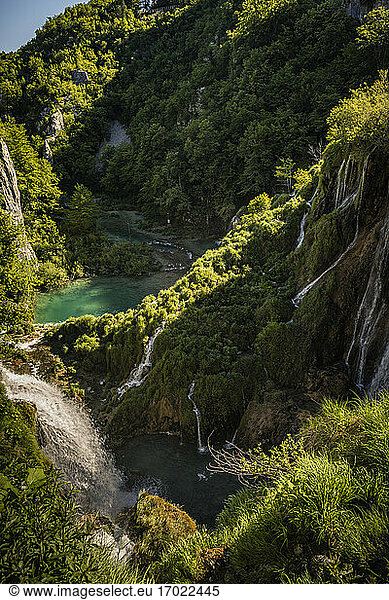 Wasserfälle in Berglandschaft