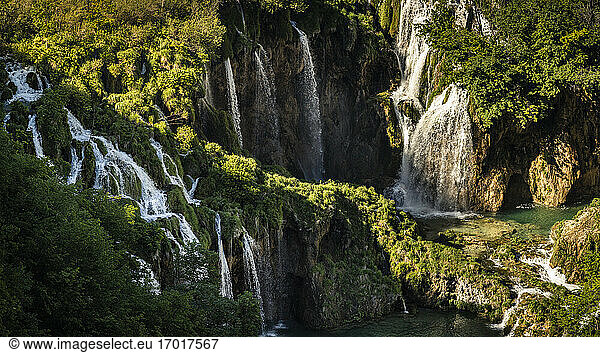 Wasserfälle in felsiger Landschaft