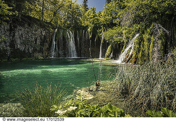 Wasserfälle und türkisfarbener See