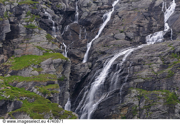 Wasserfall bei Regenwetter  an der E134 in Norwegen  Skandinavien  Europa