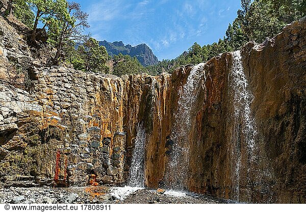 Wasserfall Cascada de Colores  Vulkankessel des Nationalpark Caldera de Taburiente  Insel Palma  Kanarische Inseln  Spanien  Europa