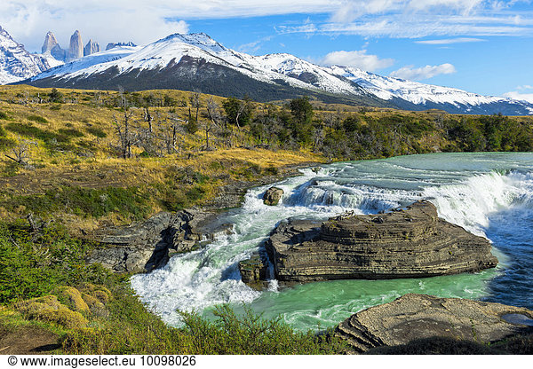 Wasserfall Cuernos del Paine dahinter Nationalpark Torres del Paine Patagonien Chile Südamerika